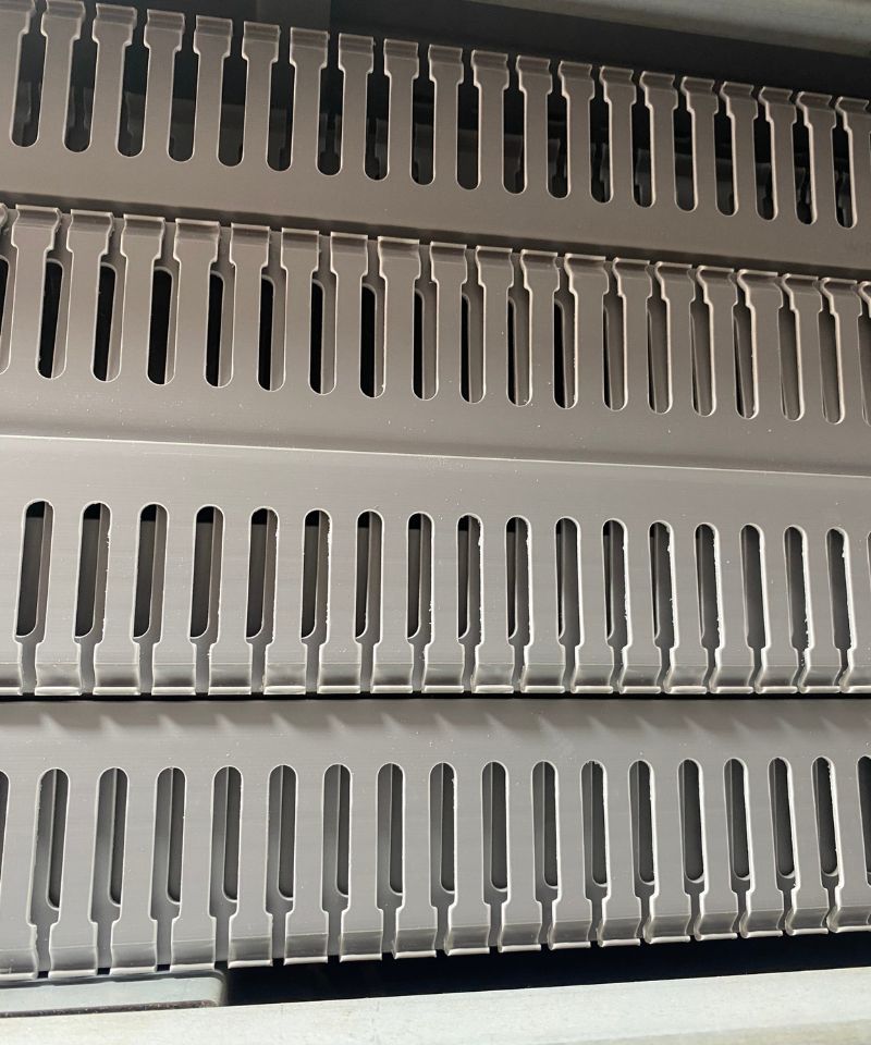 Máng nhựa đi dây điện nan to 60×60